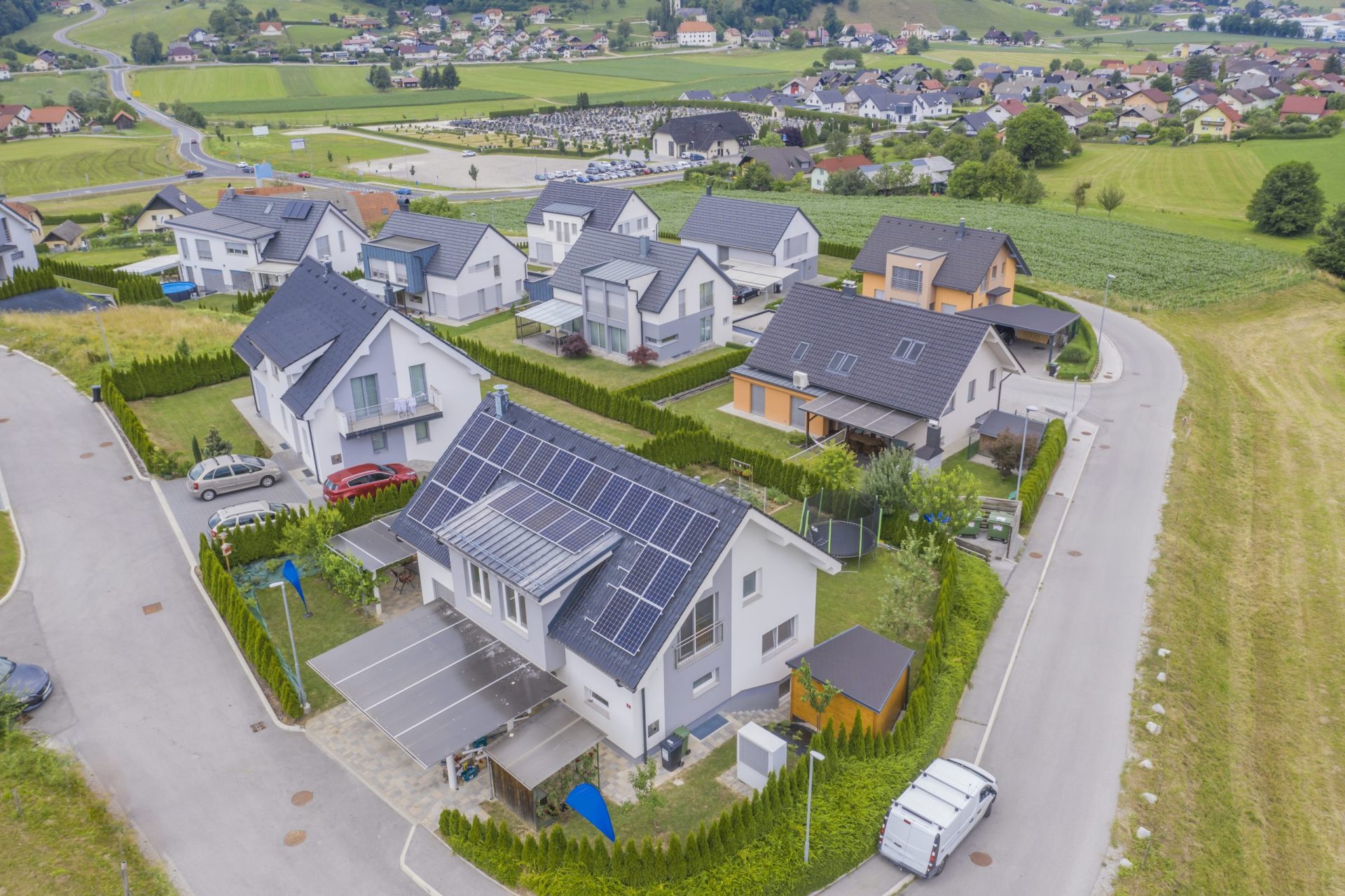 aerial view private houses with solar panels roofs scaled - Maison Autonome par les Energies Renouvelables -